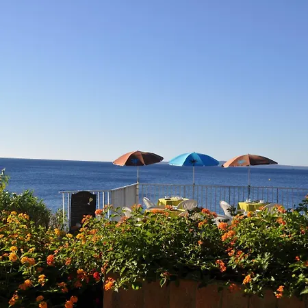 Astria 3* לה לבאנדו